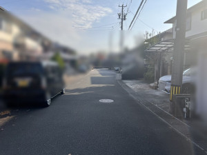 松阪市平成町、中古一戸建ての前面道路を含む現地写真画像です