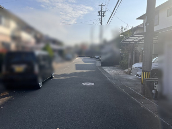 松阪市平成町、中古一戸建ての前面道路を含む現地写真画像です