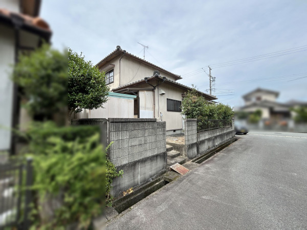 松阪市櫛田町、中古一戸建ての前面道路を含む現地写真画像です
