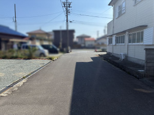 松阪市五反田町、中古一戸建ての前面道路を含む現地写真画像です