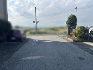 松阪市五主町、中古一戸建ての前面道路を含む現地写真画像です