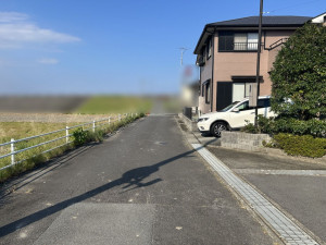 松阪市五主町、中古一戸建ての前面道路を含む現地写真画像です