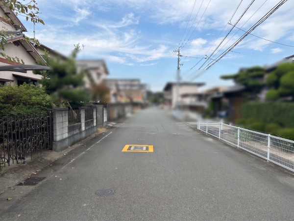 松阪市井村町、土地の前面道路を含む現地写真画像です