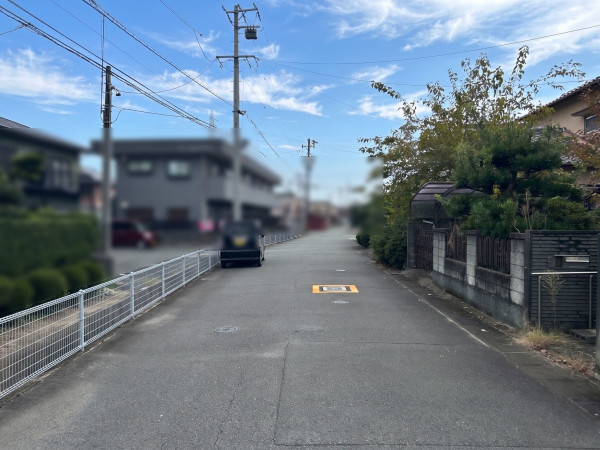 松阪市井村町、土地の前面道路を含む現地写真画像です