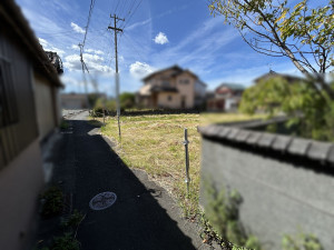 松阪市清生町、土地の前面道路を含む現地写真画像です