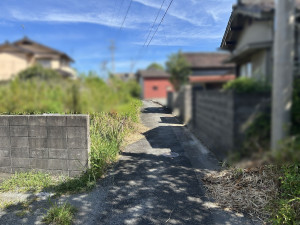 松阪市清生町、土地の前面道路を含む現地写真画像です