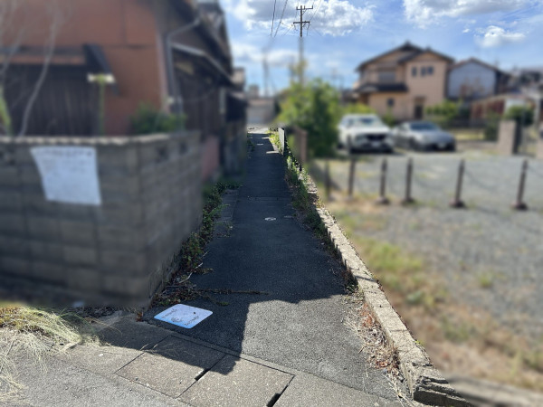 松阪市清生町、土地の前面道路を含む現地写真画像です