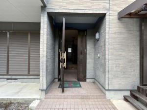 松阪市飯高町田引、中古一戸建ての玄関画像です