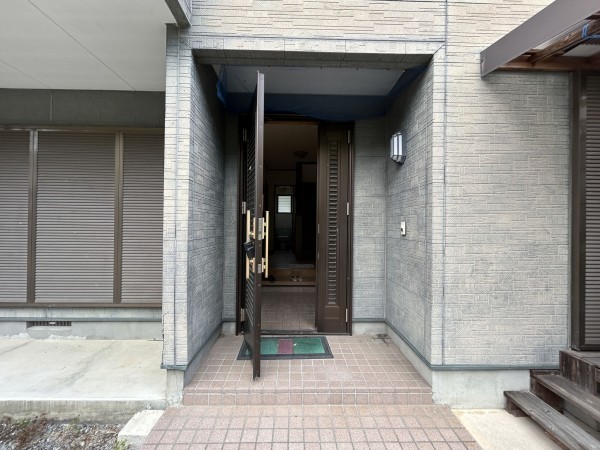 松阪市飯高町田引、中古一戸建ての玄関画像です