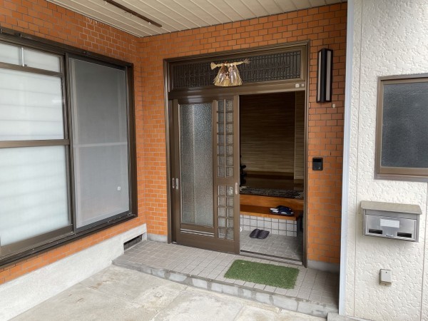 松阪市駅部田町、中古一戸建ての玄関画像です