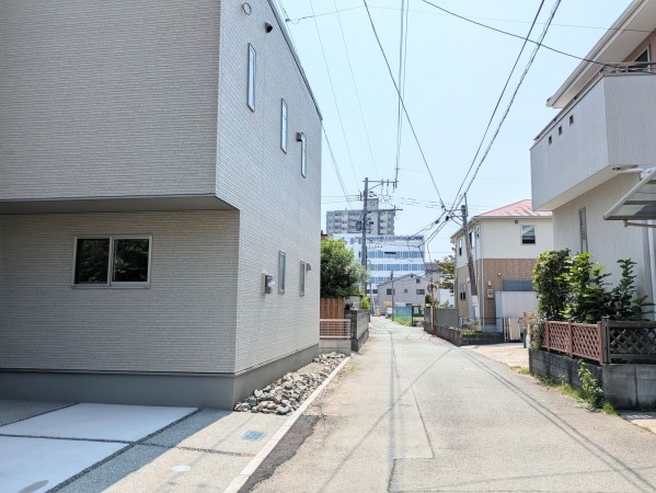 熊本市中央区本山、新築一戸建ての前面道路を含む現地写真画像です
