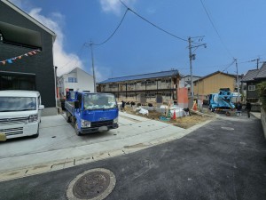 春日市小倉、新築一戸建ての前面道路を含む現地写真画像です