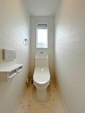 大野城市南ケ丘、新築一戸建てのトイレ画像です
