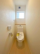 小郡市大崎、新築一戸建てのトイレ画像です