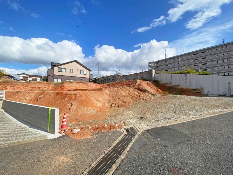 福岡市東区舞松原、新築一戸建ての前面道路を含む現地写真画像です