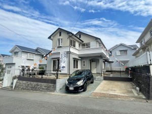 糟屋郡宇美町ひばりが丘、中古一戸建ての前面道路を含む現地写真画像です