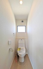 小郡市大崎、新築一戸建てのトイレ画像です