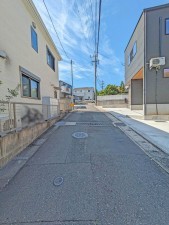 福岡市城南区松山、新築一戸建ての前面道路を含む現地写真画像です