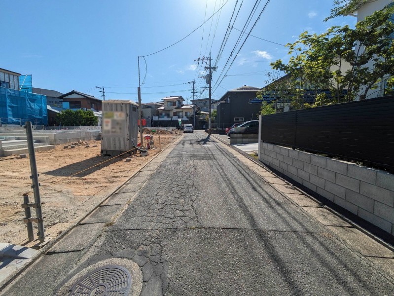 福岡市城南区七隈、新築一戸建ての前面道路を含む現地写真画像です