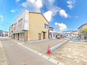 糟屋郡志免町志免、新築一戸建ての前面道路を含む現地写真画像です