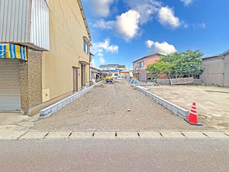 糟屋郡志免町志免、新築一戸建ての前面道路を含む現地写真画像です