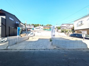 福岡市城南区友丘、新築一戸建ての前面道路を含む現地写真画像です