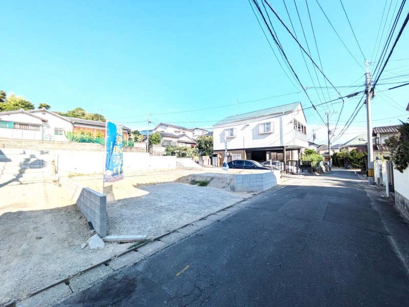 福岡市城南区友丘、新築一戸建ての前面道路を含む現地写真画像です