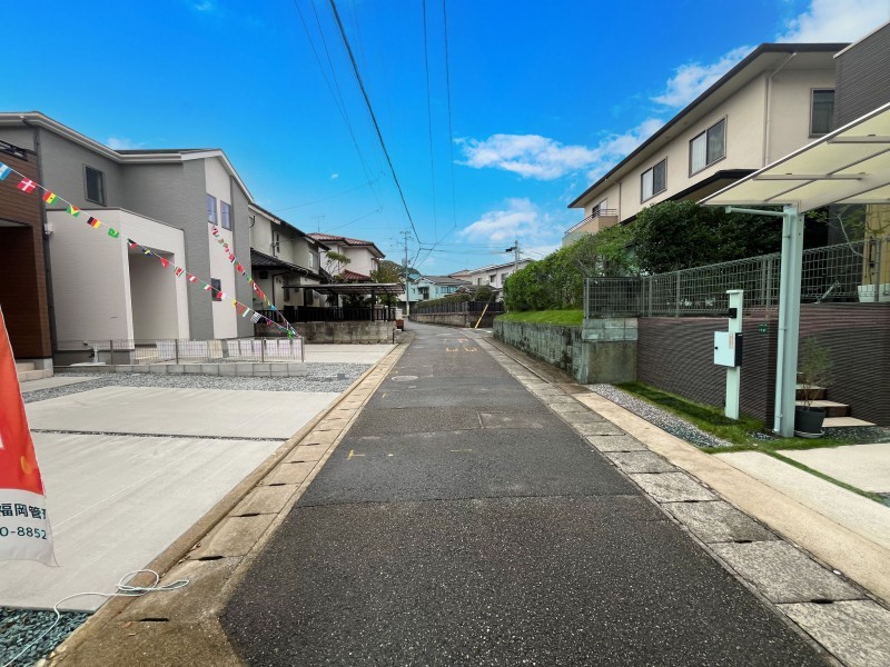 福岡市東区八田、新築一戸建ての前面道路を含む現地写真画像です