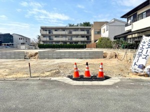 春日市春日、新築一戸建ての前面道路を含む現地写真画像です