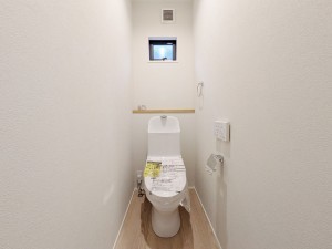 春日市春日、新築一戸建てのトイレ画像です