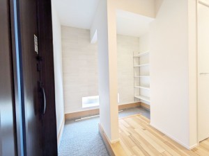 那珂川市道善、新築一戸建ての玄関画像です
