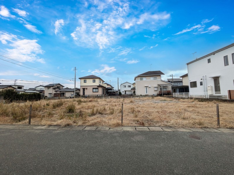 福津市西福間、新築一戸建ての前面道路を含む現地写真画像です