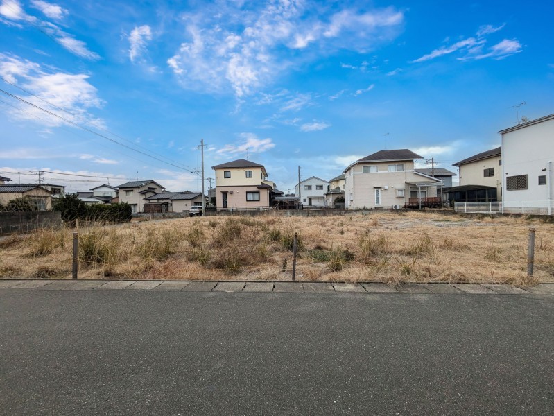 福津市西福間、新築一戸建ての前面道路を含む現地写真画像です