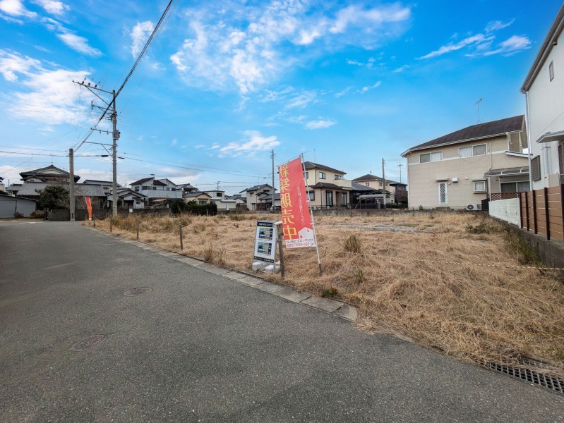 福津市西福間、新築一戸建ての前面道路を含む現地写真画像です
