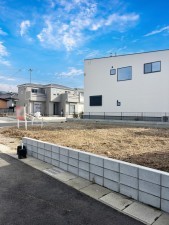 朝倉市堤、新築一戸建ての前面道路を含む現地写真画像です