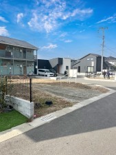 朝倉市堤、新築一戸建ての前面道路を含む現地写真画像です