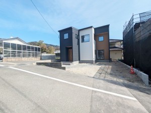 太宰府市国分、新築一戸建ての前面道路を含む現地写真画像です