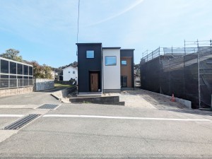 太宰府市国分、新築一戸建ての前面道路を含む現地写真画像です
