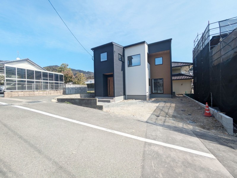 太宰府市国分、新築一戸建ての前面道路を含む現地写真画像です