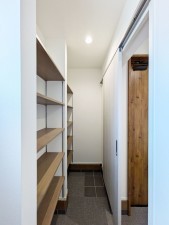 福岡市早良区原、新築一戸建ての玄関画像です