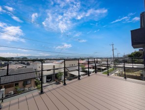 大野城市大城、新築一戸建ての前面道路を含む現地写真画像です