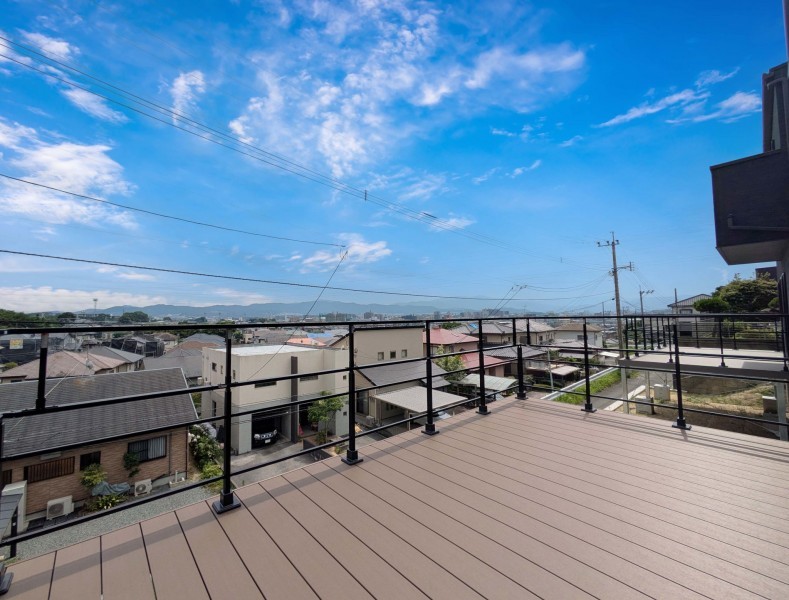 大野城市大城、新築一戸建ての前面道路を含む現地写真画像です