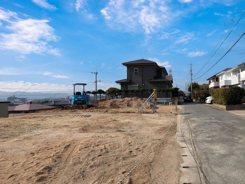 大野城市大城、新築一戸建ての前面道路を含む現地写真画像です