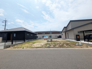 神埼郡吉野ヶ里町立野、土地の前面道路を含む現地写真画像です