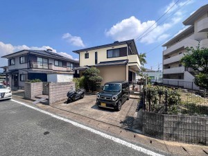 佐賀市鍋島、中古一戸建ての前面道路を含む現地写真画像です