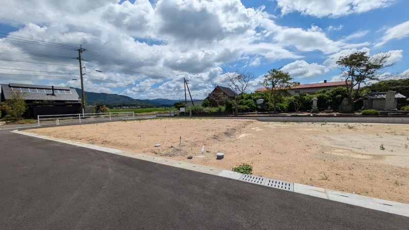 朝倉郡筑前町中牟田、土地の前面道路を含む現地写真画像です