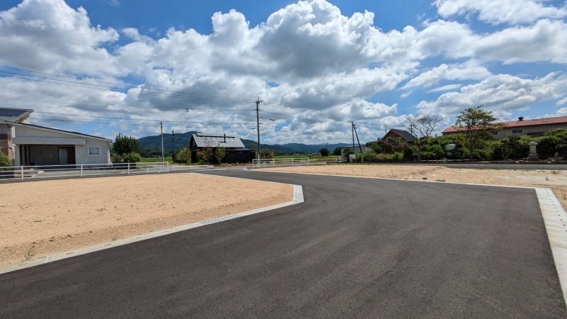 朝倉郡筑前町中牟田、土地の前面道路を含む現地写真画像です