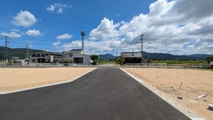 朝倉郡筑前町中牟田、土地の前面道路を含む現地写真画像です