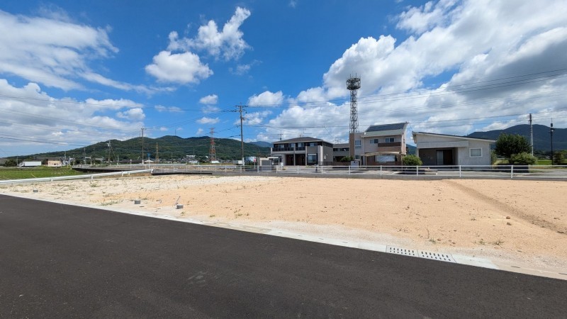 朝倉郡筑前町中牟田、土地の前面道路を含む現地写真画像です