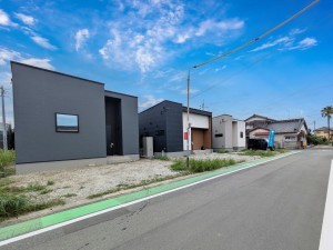 福岡市西区太郎丸、新築一戸建ての前面道路を含む現地写真画像です